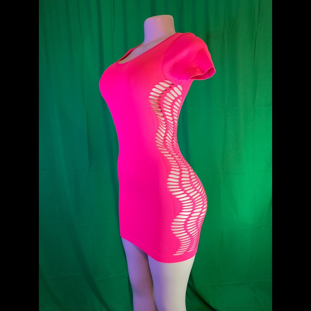 Body-con pink dress with cut design down the side